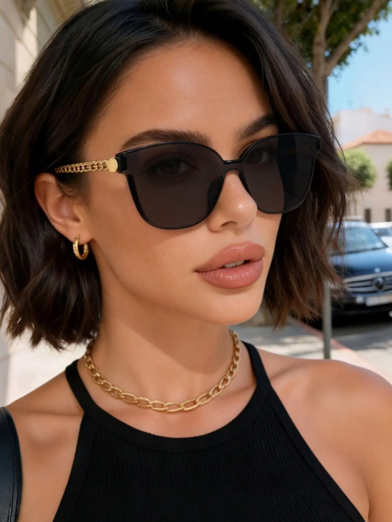 A stylish, frameless, oversized, square-shaped fashion sunglasses with unique chain-style armbands. Perfect for wearing at beach